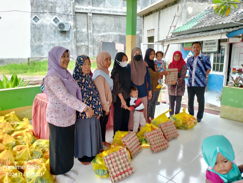 Kegiatan pembagian Bahan Makanan Tambahan Gizi Kurang