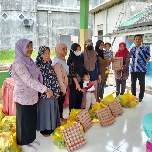 Kegiatan pembagian Bahan Makanan Tambahan Gizi Kurang