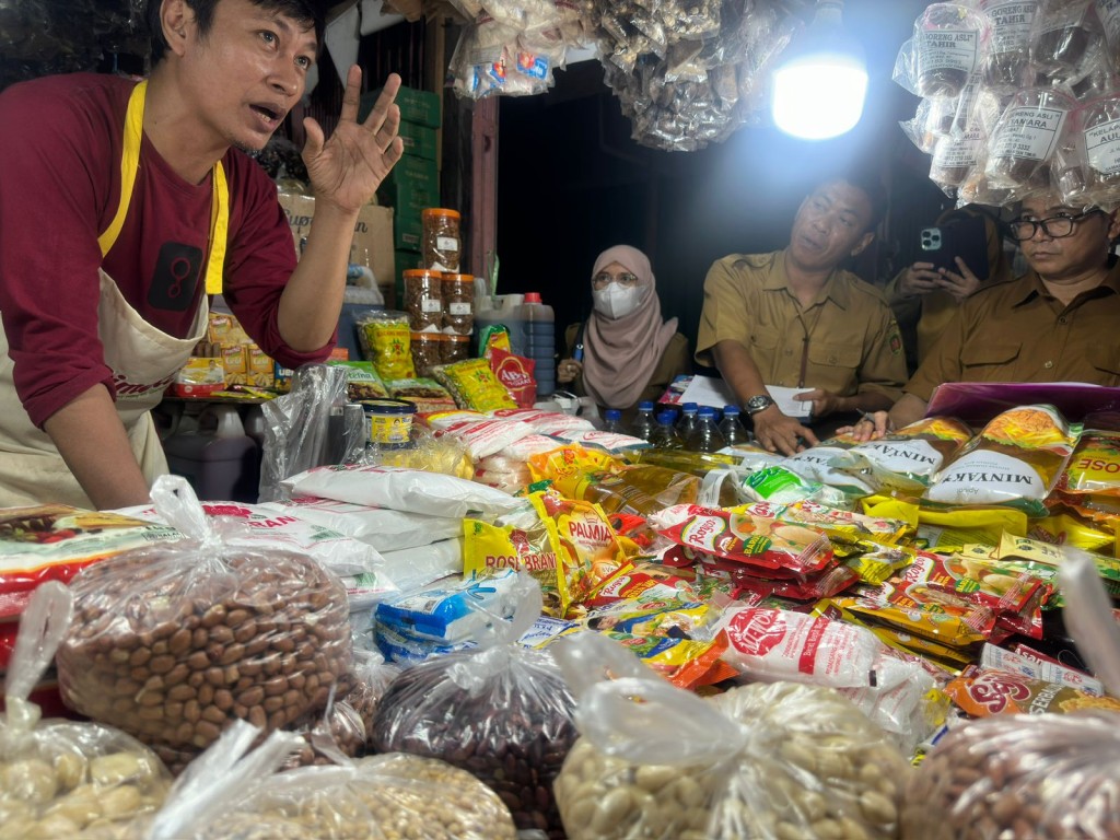 Kegiatan operasi pasar menjelang Hari Besar Keagamaan Nasional ( HBKN )
