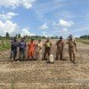 Melakukan penanaman jagung dengan alat tanam seluas 1 ha