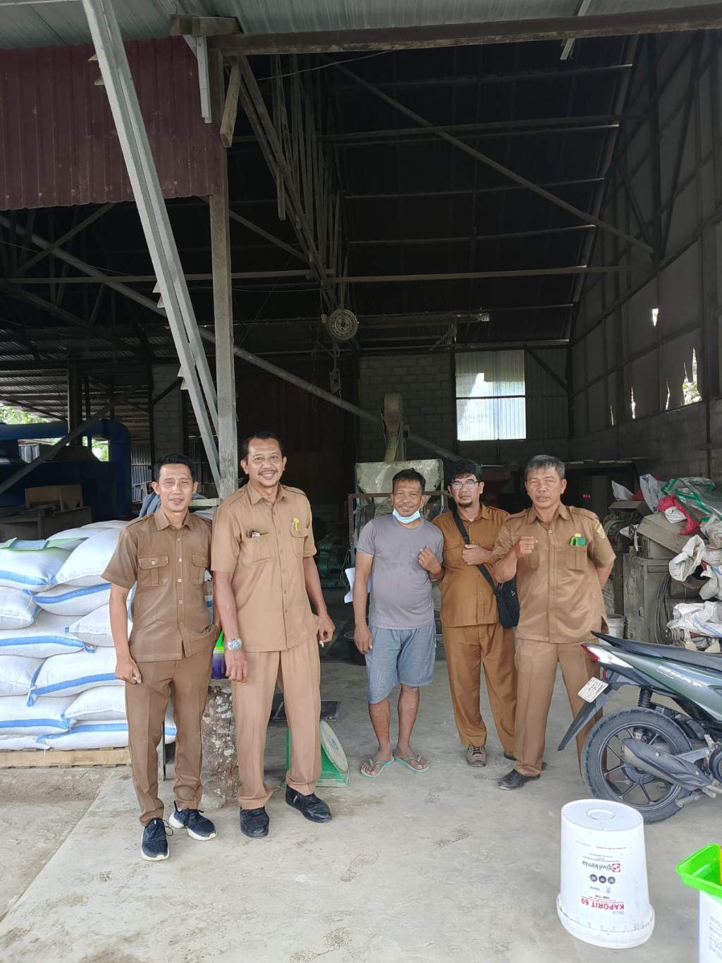 meninjau pengering padi di Simpang Pasir
